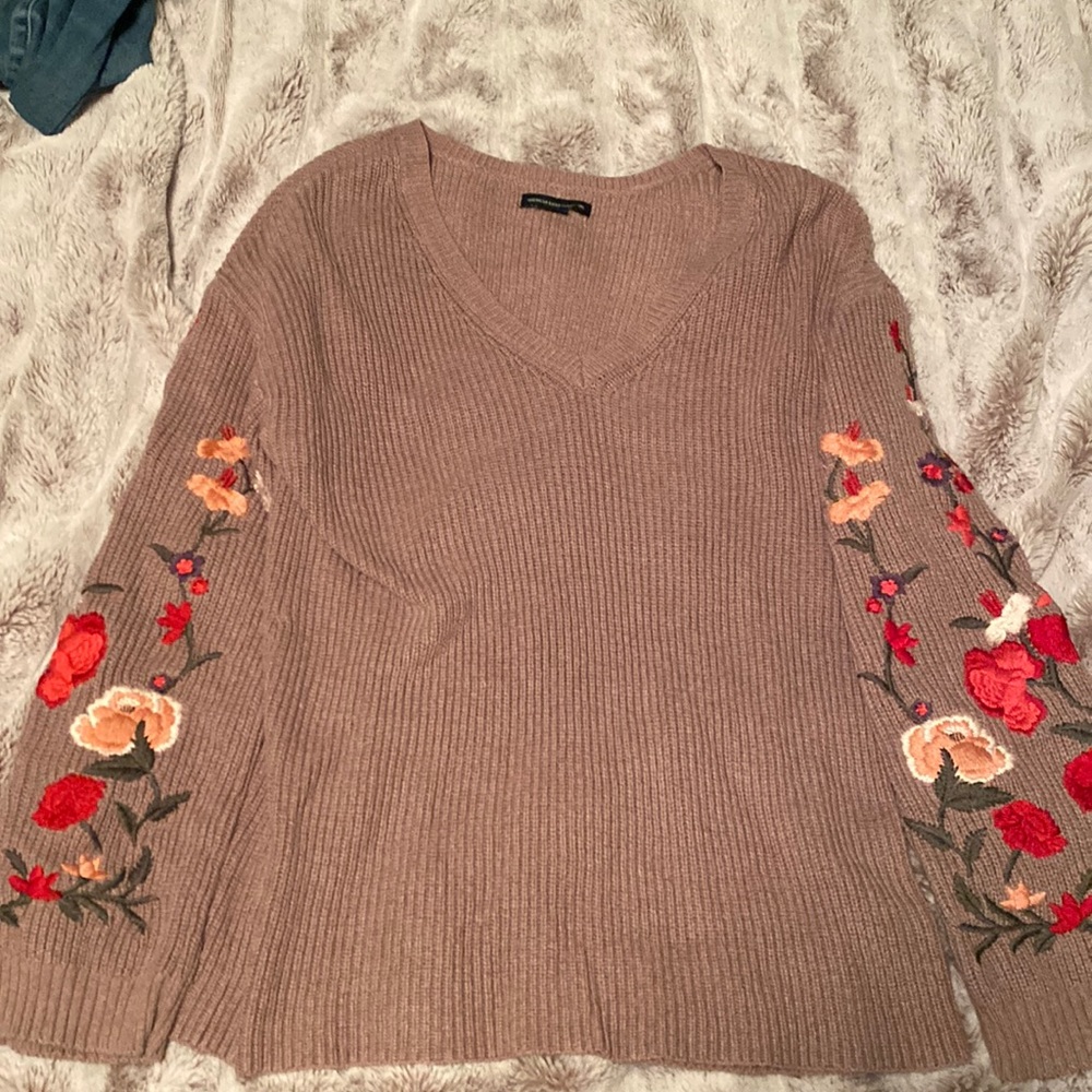 Embroidered AE mauve colored sweater size M